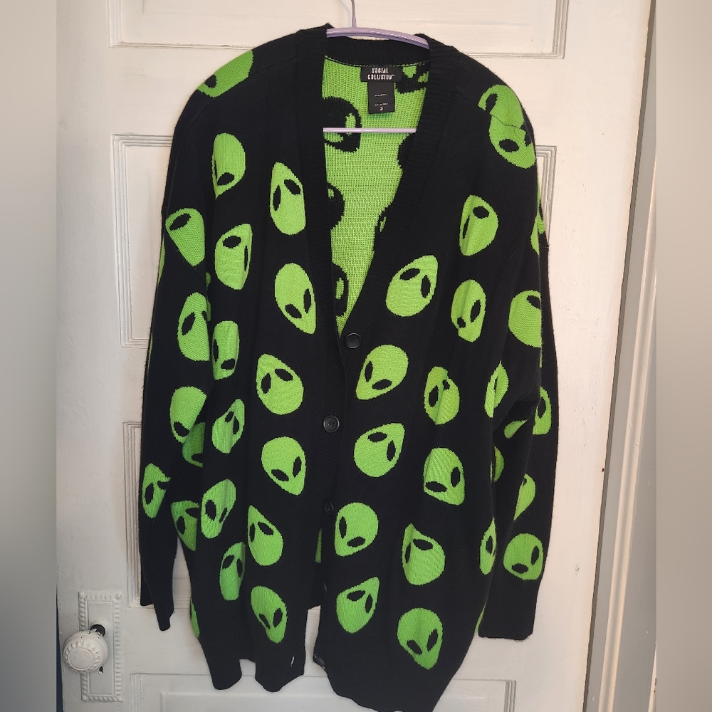 Social collision hot topic alien sweater